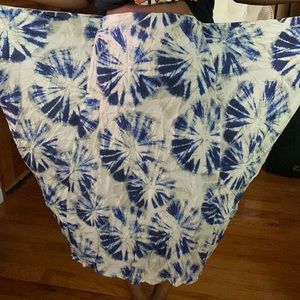 H & M skirt model is 5”3